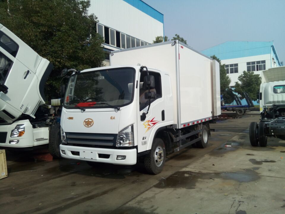 解放排半冷藏車(chē)