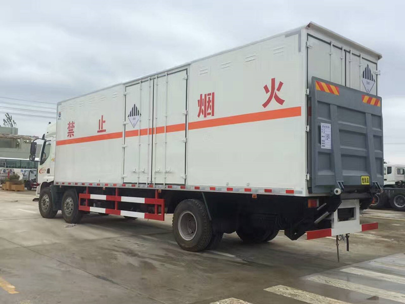 柳汽9米6雜類危險(xiǎn)品運(yùn)輸車