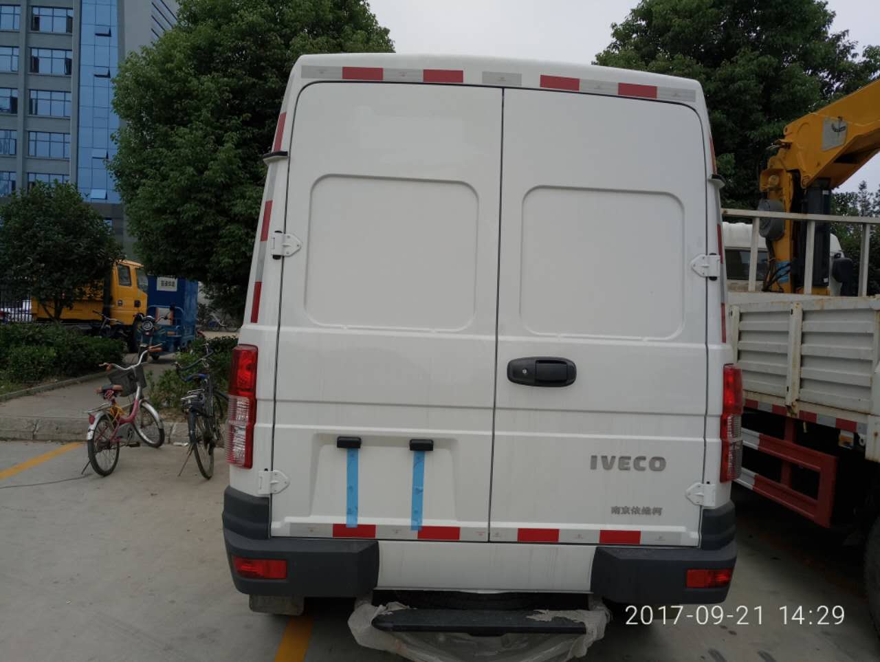 依維柯國(guó)五面包冷藏車(chē) (9).jpg