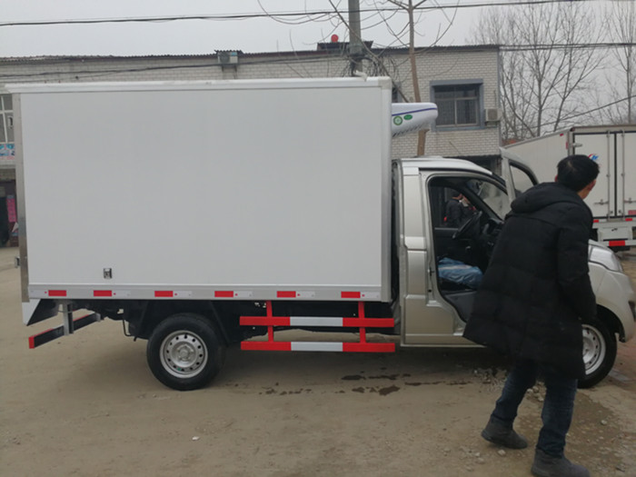 福田伽途2米8冷藏車(chē)