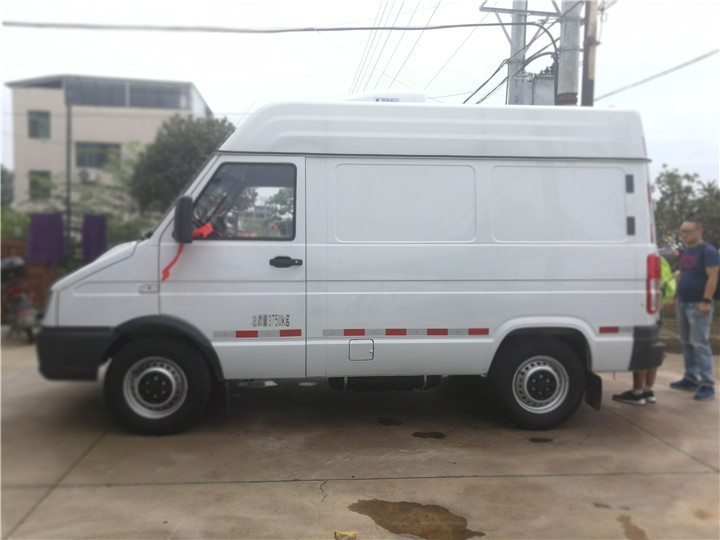 依維柯藥品面包冷藏車 (3).jpg