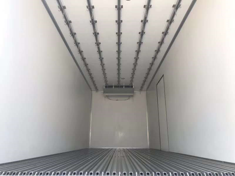 天錦6米8肉鉤冷藏車(chē)