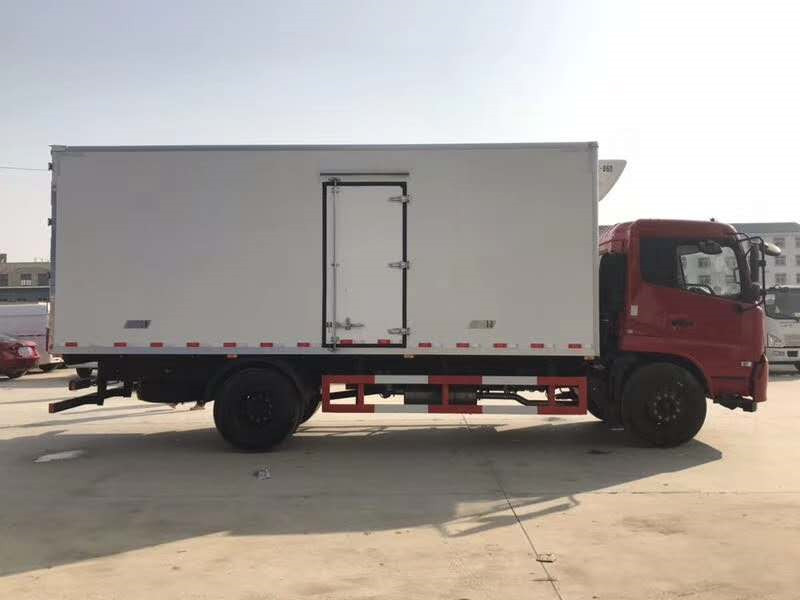 東風(fēng)天錦肉鉤冷藏車(chē)