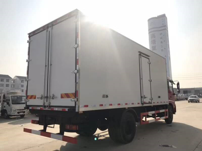 東風(fēng)天錦肉鉤冷藏車(chē)