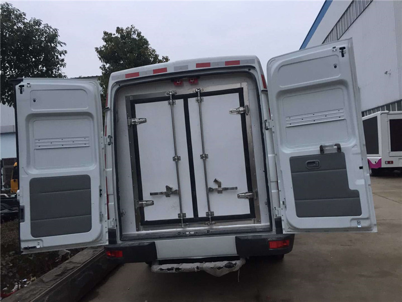 依維柯肉鉤冷藏車 (3).jpg