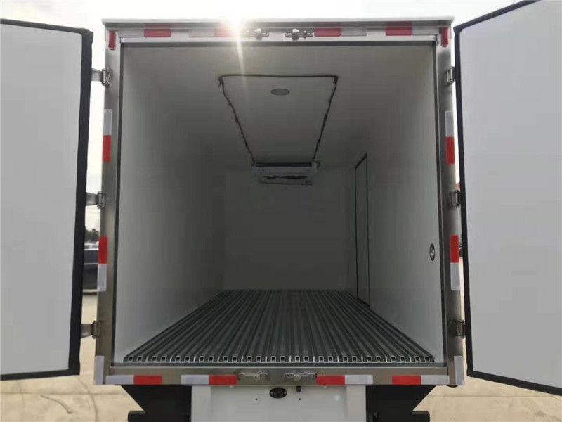 江鈴小龍蝦運(yùn)輸冷藏車 (9).jpg