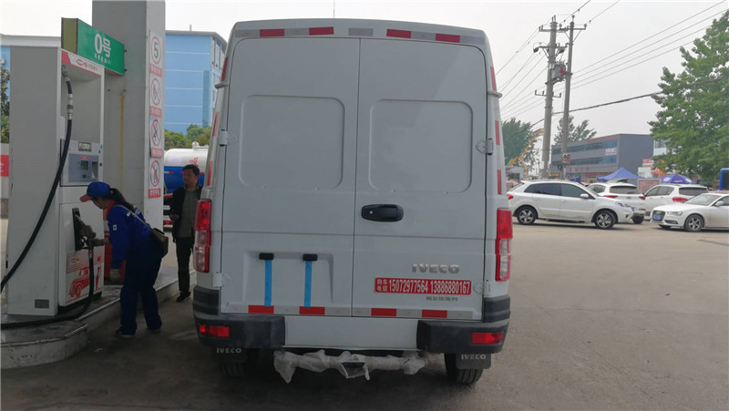 依維柯面包冷藏車(chē) (5).jpg