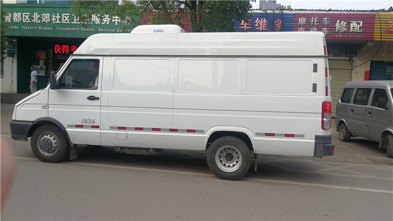 依維柯后雙輪面包冷藏車 (6).jpg