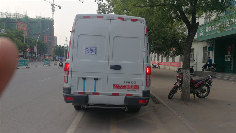 依維柯后雙輪面包冷藏車 (8).jpg