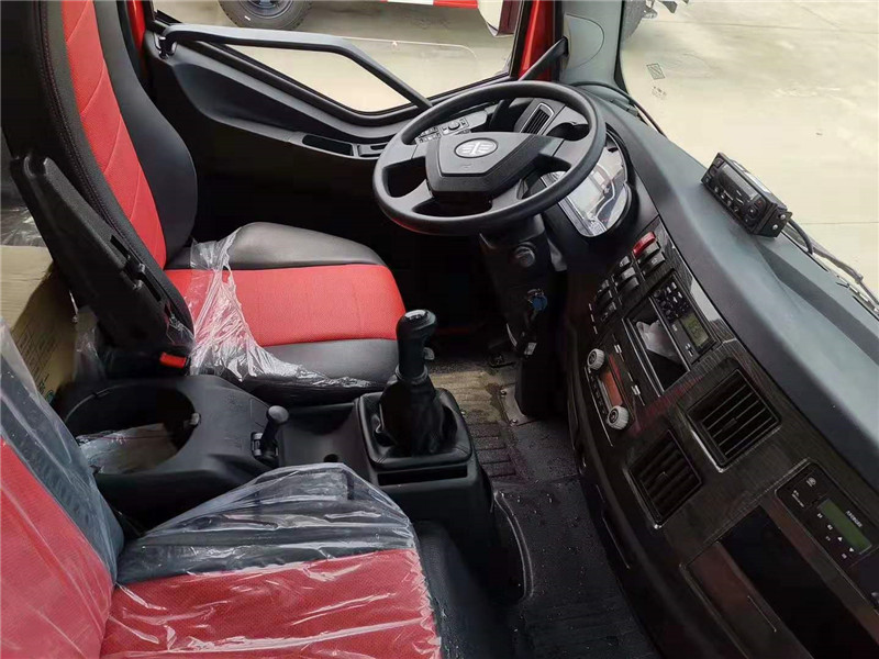 解放小三軸8米7冷藏車 (8).jpg