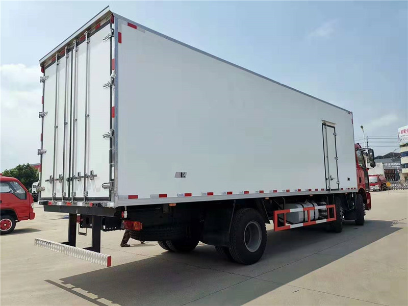 解放小三軸8米7冷藏車 (5).jpg
