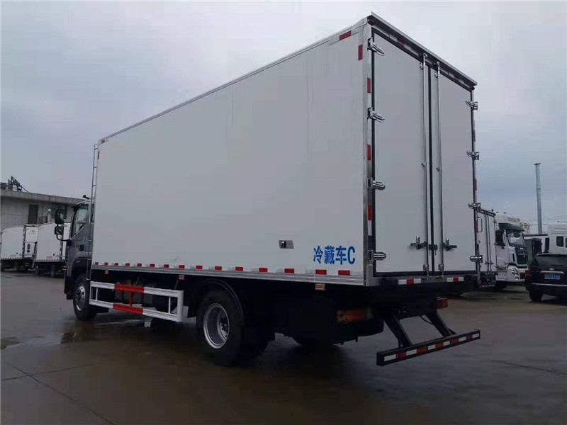 奧鈴大黃蜂6米8冷藏車(chē)
