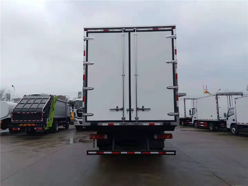 奧鈴大黃蜂6米8冷藏車(chē)