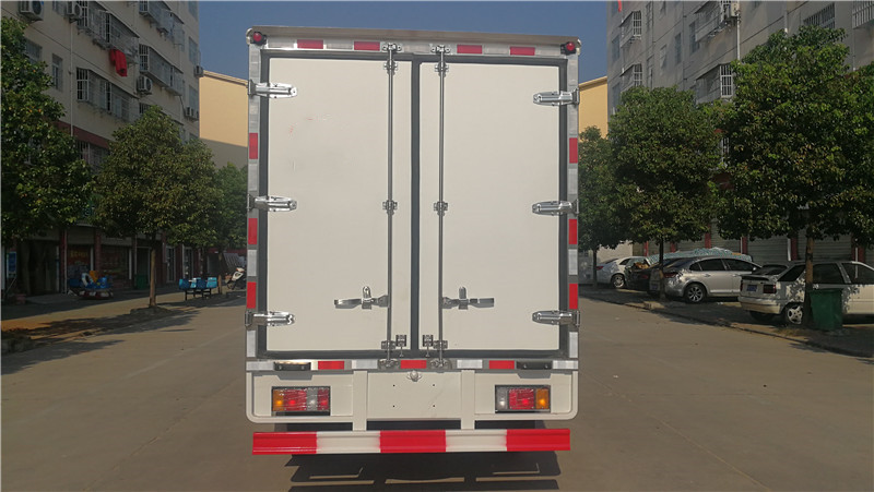 五十鈴雙排國六3米2冷藏車