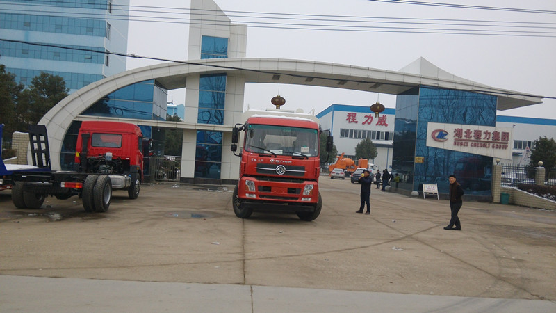 東風(fēng)天錦30方散裝飼料運(yùn) 東風(fēng)天錦30方散裝飼料運(yùn)